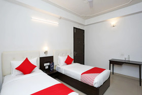 Hotel Azad Square by OYO Rooms
