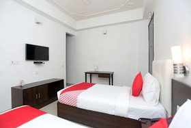 Hotel Azad Square by OYO Rooms