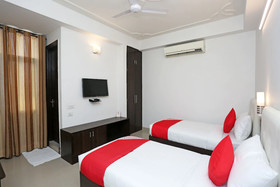 Hotel Azad Square by OYO Rooms