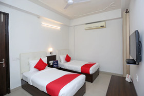 Hotel Azad Square by OYO Rooms
