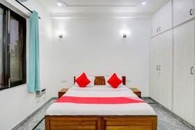 Hotel Rising Stay by OYO Rooms