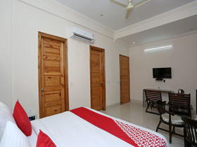 Pacific Inn Essence by OYO Rooms