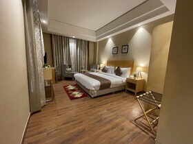 Saltstayz Select - Galleria Market & Golf Course Road