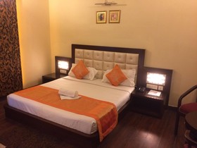 Square 9 Inn