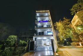 Luxe 8 Stayz By FabHotel