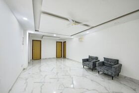 Luxe 8 Stayz By FabHotel