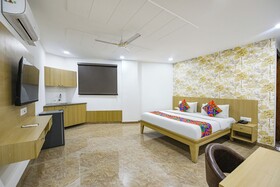Luxe 8 Stayz By FabHotel