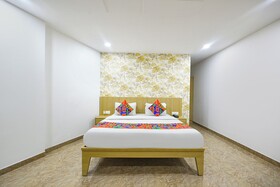 Luxe 8 Stayz By FabHotel
