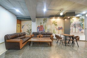 Luxe 8 Stayz By FabHotel