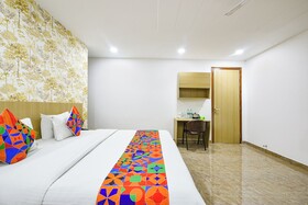 Luxe 8 Stayz By FabHotel