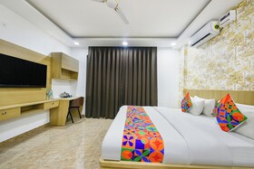 Luxe 8 Stayz By FabHotel