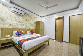 Luxe 8 Stayz By FabHotel