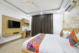 Luxe 8 Stayz By FabHotel
