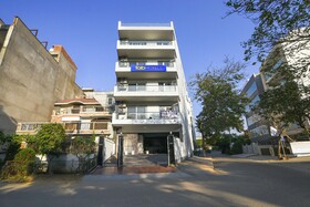 Luxe 8 Stayz By FabHotel