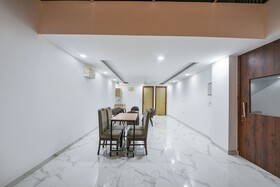 Luxe 8 Stayz By FabHotel
