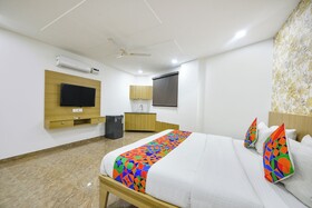 Luxe 8 Stayz By FabHotel