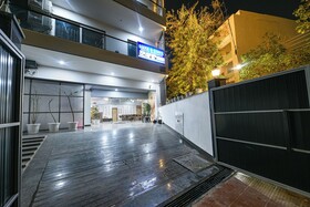 Luxe 8 Stayz By FabHotel
