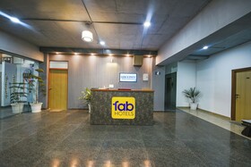 Luxe 8 Stayz By FabHotel