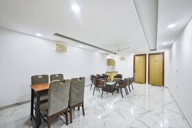Luxe 8 Stayz By FabHotel
