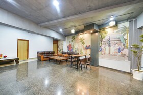 Luxe 8 Stayz By FabHotel