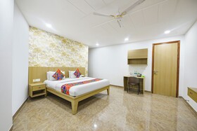 Luxe 8 Stayz By FabHotel