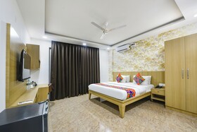Luxe 8 Stayz By FabHotel