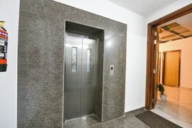 Luxe 8 Stayz By FabHotel