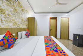 Luxe 8 Stayz By FabHotel