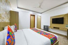 Luxe 8 Stayz By FabHotel