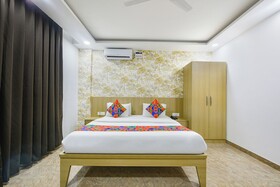 Luxe 8 Stayz By FabHotel