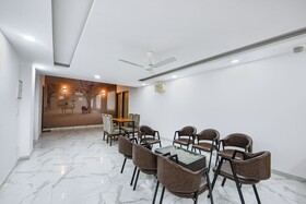 Luxe 8 Stayz By FabHotel