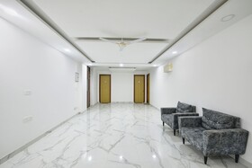 Luxe 8 Stayz By FabHotel