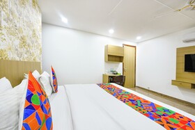 Luxe 8 Stayz By FabHotel