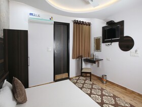 OYO 5385 Paschim Vihar