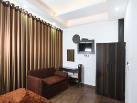 OYO 5385 Paschim Vihar