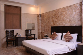 OYO Premium WEA Karol Bagh 2