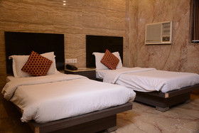 OYO Premium WEA Karol Bagh 2