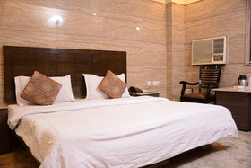 OYO Premium WEA Karol Bagh 2