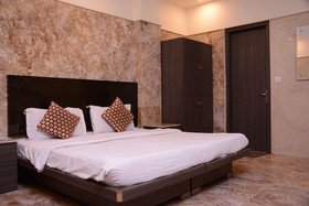 OYO Premium WEA Karol Bagh 2