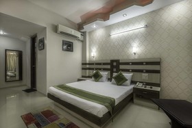 FabHotel Rockwell Plaza