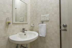 FabHotel Rockwell Plaza