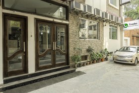FabHotel Rockwell Plaza