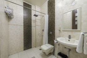 FabHotel Rockwell Plaza
