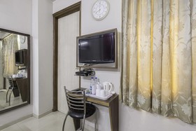 FabHotel Rockwell Plaza