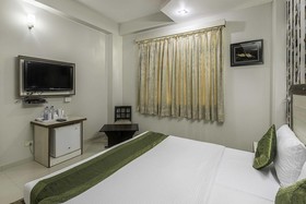 FabHotel Rockwell Plaza