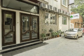 FabHotel Rockwell Plaza