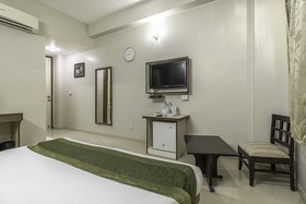 FabHotel Rockwell Plaza