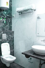 Roomshala Hotel Ambrosia