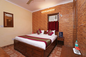 Royal Palace by OYO Rooms