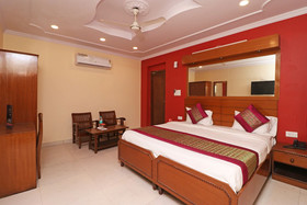 Royal Palace by OYO Rooms